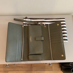 Henri Bendel Uptown Out & About Organizer Wallet